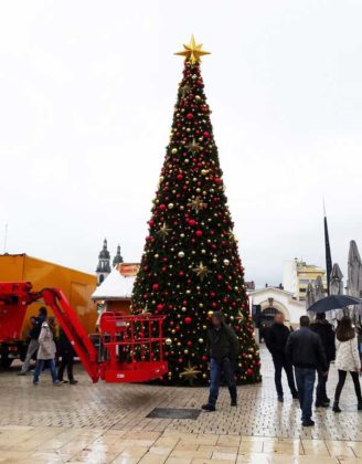 Grand Sapin de Noël Décoré